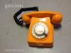 Régi retró narancssárga kézitárcsás telefon