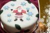 20 szeletes exkluzív csokoládé torta marcipán bevonattal, karácsonyi díszítéssel