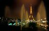 Szökőkutak és az Eiffel-torony esti fényei
