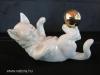 Gombolyaggal játszó cica macska német porcelán