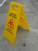 Csúszásveszélyre figyelmeztető kinyitható sárga műanyag tábla magyar és angol szöveggel